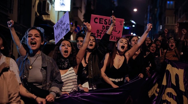 '8 Mart Dünya Emekçi Kadınlar Günü'nde Taksim'de kadınlara polis müdahalesi!