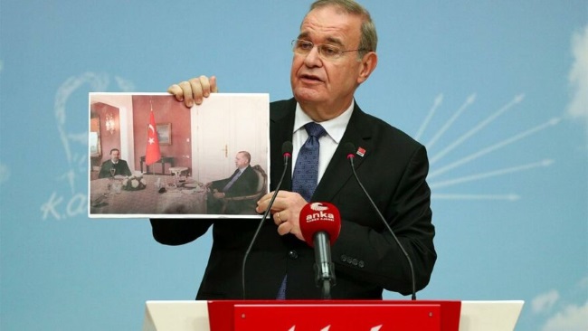 Fotoğrafı gösterip Erdoğan'a sordu: Bu adamla aynı masaya nasıl oturabiliyorsunuz?