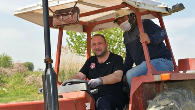 İzmir Çiğli’de tarlaları belediye sürüyor