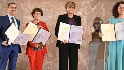 Biontech’in kurucuları Uğur Şahin ve Özlem Türeci’ye Almanya’da büyük ödül