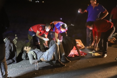Van'da kaçak göçmenleri taşıyan minibüs şarampole devrildi: 1 ölü, 16 yaralı 